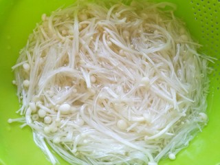 4、番茄金针菇豆腐汤,焯水30秒捞出撕碎。