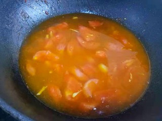 8、番茄金针菇豆腐汤,然后倒入一大碗开水煮1分钟。