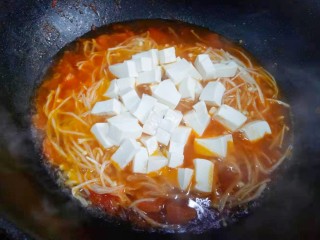 10、番茄金针菇豆腐汤,加入豆腐。
