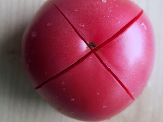 2、三鲜汤,西红柿洗净划十字