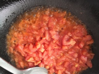 13、三鲜汤,放入切好的西红柿炒出汤汁