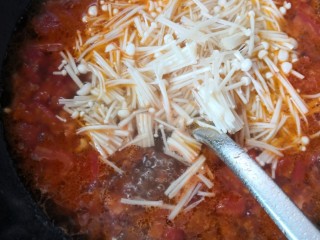 15、三鲜汤,烧开后放入金针菇