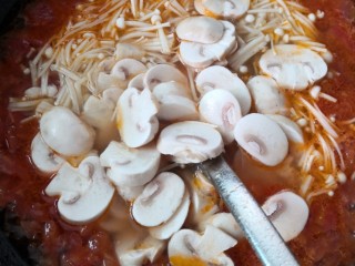 16、三鲜汤,放入口磨拌匀后烧至断生