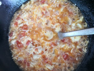 23、三鲜汤,再倒入鸡蛋液，边倒边搅拌