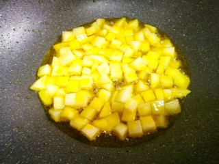 7、鲜嫩不柴的鸡胸肉,小火加入土豆炸至金黄捞出。