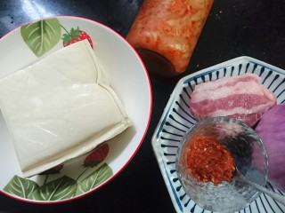 1、辣白菜豆腐汤,准备好所须食材