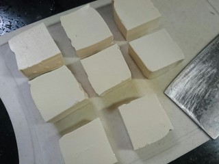 2、辣白菜豆腐汤,将豆腐切块