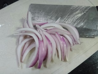 3、辣白菜豆腐汤,洋葱洗净切丝