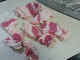 4、辣白菜豆腐汤,五花肉洗净切片。