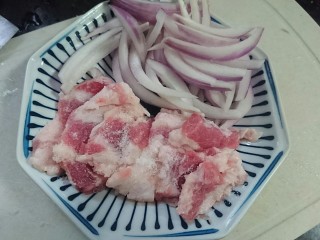 5、辣白菜豆腐汤,撒少许食盐