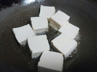 9、辣白菜豆腐汤,豆腐整齐入锅煎制