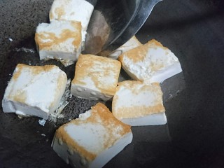 10、辣白菜豆腐汤,煎至微微焦黄的外皮即可出锅备用