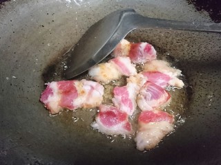 11、辣白菜豆腐汤,利用煎豆腐剩的油煎五花肉