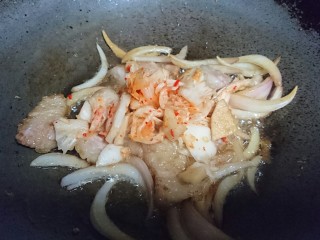 13、辣白菜豆腐汤,翻炒均匀后入锅辣白菜