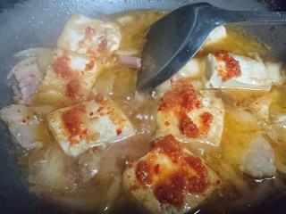 15、辣白菜豆腐汤,加入之前煎好的豆腐和韩式辣酱进一步调味