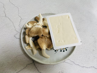 1、平菇豆腐汤,准备好食材