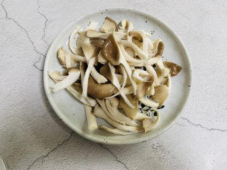 2、平菇豆腐汤,平菇清洗干净沥干水份备用