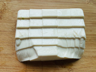 3、平菇豆腐汤,豆腐切块