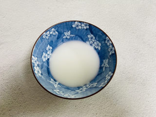 5、平菇豆腐汤,碗中加入适量淀粉、清水搅拌均匀备用