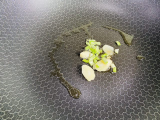 6、平菇豆腐汤,起油锅加入葱白、蒜片爆香