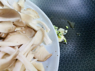 7、平菇豆腐汤,倒入平菇