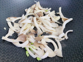 8、平菇豆腐汤,翻炒片刻