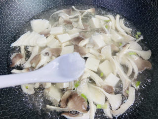 11、平菇豆腐汤,根据个人口味加入适量盐