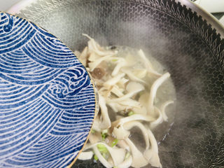 9、平菇豆腐汤,根据个人喜好添加热水大火烧开