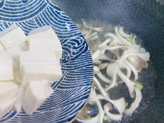 10、平菇豆腐汤,倒入豆腐煮3至5分钟