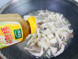 12、平菇豆腐汤,挤入两滴太太乐鲜鸡汁