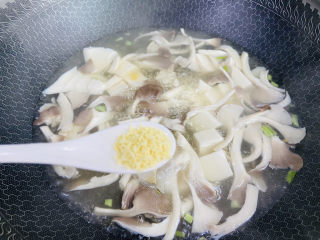 13、平菇豆腐汤,鸡精调味