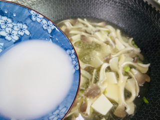 14、平菇豆腐汤,淀粉水勾芡