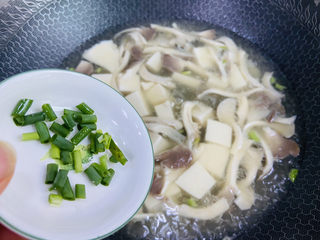 15、平菇豆腐汤,入葱花