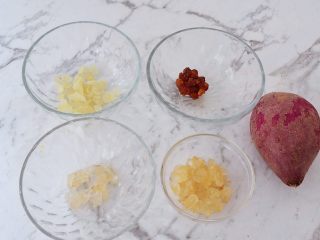 1、桃胶皂角米雪燕紫薯羹,准备好材料