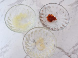 2、桃胶皂角米雪燕紫薯羹,桃胶皂角米雪燕分别提前12小时泡发，我一般是前天晚上泡发，第二天起来就可以用了