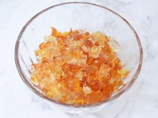 3、桃胶皂角米雪燕紫薯羹,把泡好的桃胶去除杂质洗净