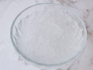 4、桃胶皂角米雪燕紫薯羹,雪燕洗净控干水分备用