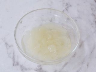 5、桃胶皂角米雪燕紫薯羹,皂角米洗净控干水分备用