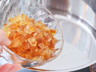 6、桃胶皂角米雪燕紫薯羹,把桃胶放入锅中