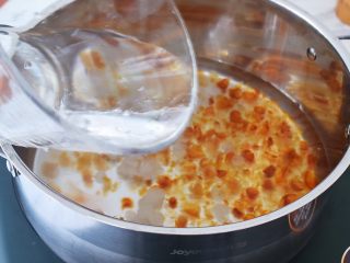 8、桃胶皂角米雪燕紫薯羹,加入纯净水