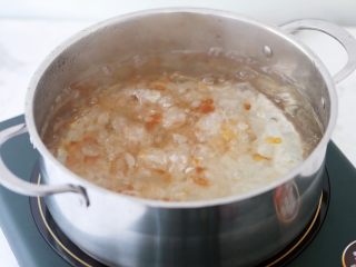 9、桃胶皂角米雪燕紫薯羹,大火烧开转中小火炖煮30分钟