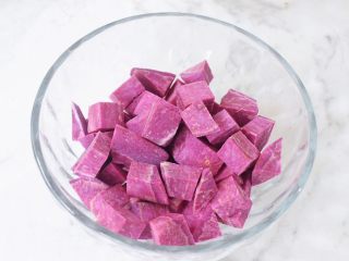 10、桃胶皂角米雪燕紫薯羹,利用在炖煮的时间，把紫薯去皮洗净切成小块