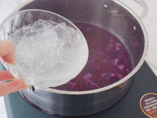 13、桃胶皂角米雪燕紫薯羹,等10分钟后再加入雪燕