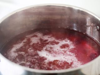 15、桃胶皂角米雪燕紫薯羹,继续炖煮10分钟即可，雪燕最后加入，因雪燕不易煮久，不然的话会化