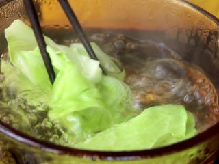 2、时蔬肉末烩麻食,卷心菜用开水焯3min