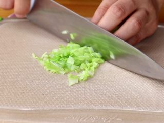 3、时蔬肉末烩麻食,卷心菜去梗，切碎丁