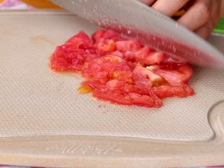 4、时蔬肉末烩麻食,西红柿去皮，切碎丁