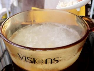 5、时蔬肉末烩麻食,另起锅，烧开水，放入麻食和鸡脯肉碎