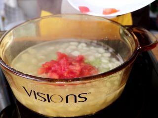 6、时蔬肉末烩麻食,煮好的麻食中依次加入卷心菜碎和西红柿碎