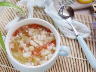 8、时蔬肉末烩麻食,捞出稍微晾凉一些，就可以给宝宝食用了。